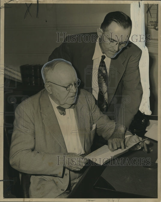 1952 Press Photo US Politics- New Orleans Registrar Mack A. Dyer & Marcel Brunet- Historic Images
