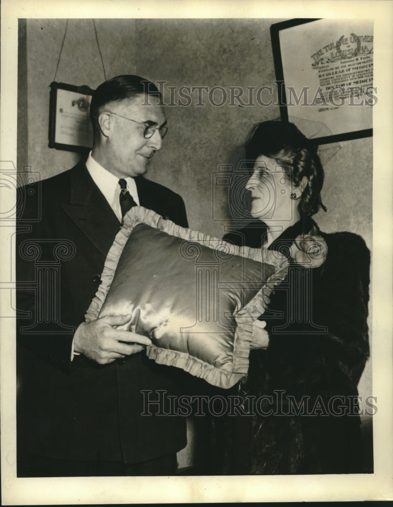 1943 Press Photo Mrs. Joseph F. Lambert with Doctor Val H. Fuchs with Pillow