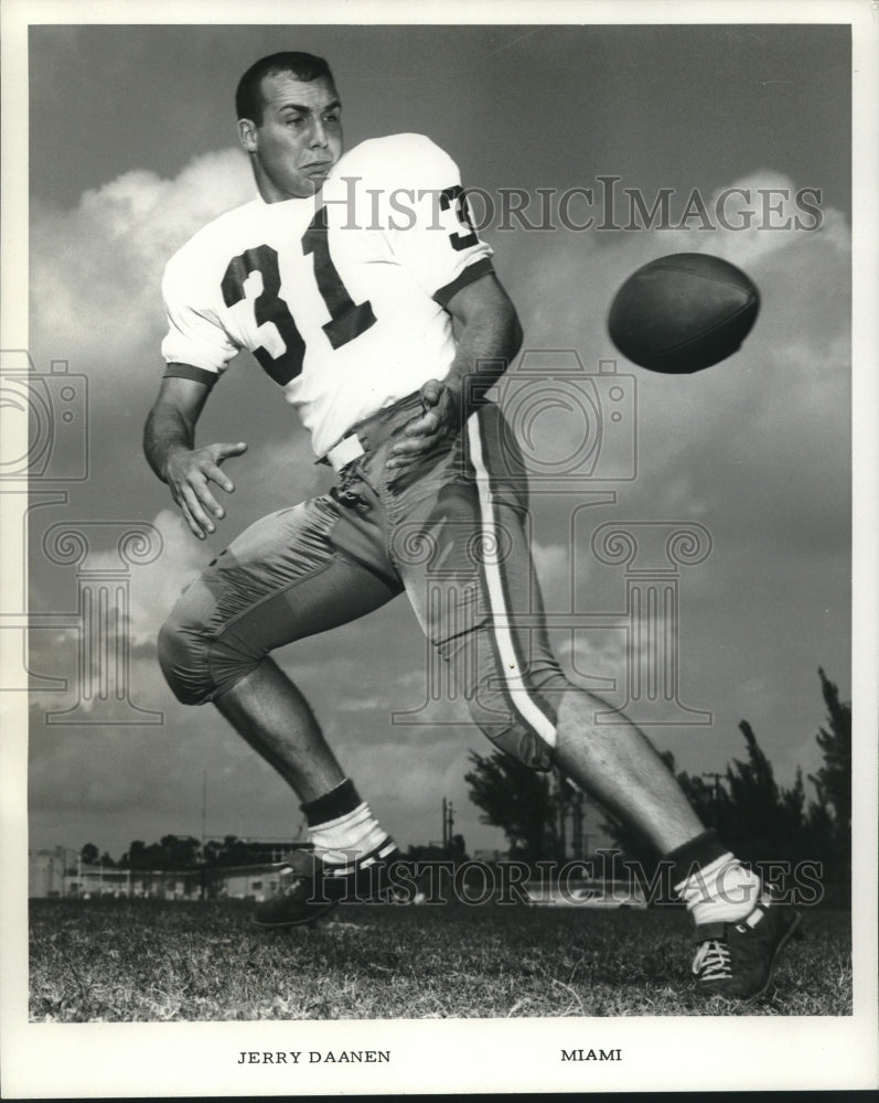 Load image into Gallery viewer, 1967 Press Photo Football Player Jerry Daanen of Miami - nox17579

