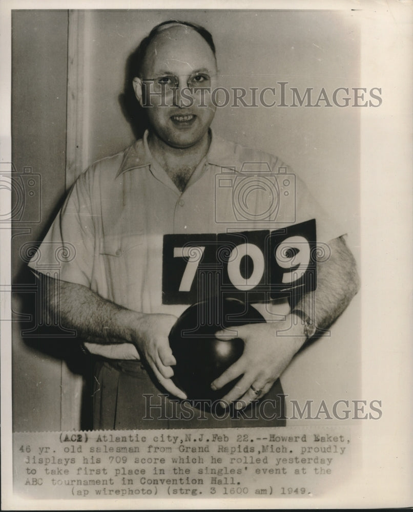 1949 Press Photo New Jersey, Bowler Howard Eaket, proudly displays winning score