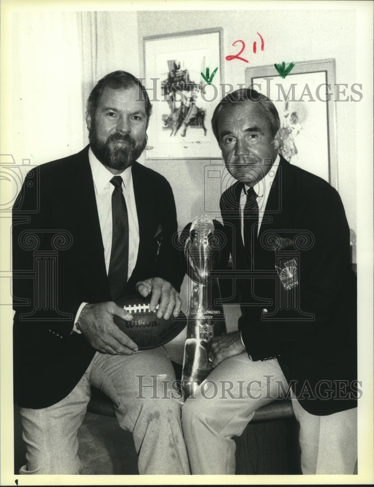 Load image into Gallery viewer, 1986 Press Photo NBC Sports Dick Enberg &amp; Merlin Olsen with Super Bowl XX trophy
