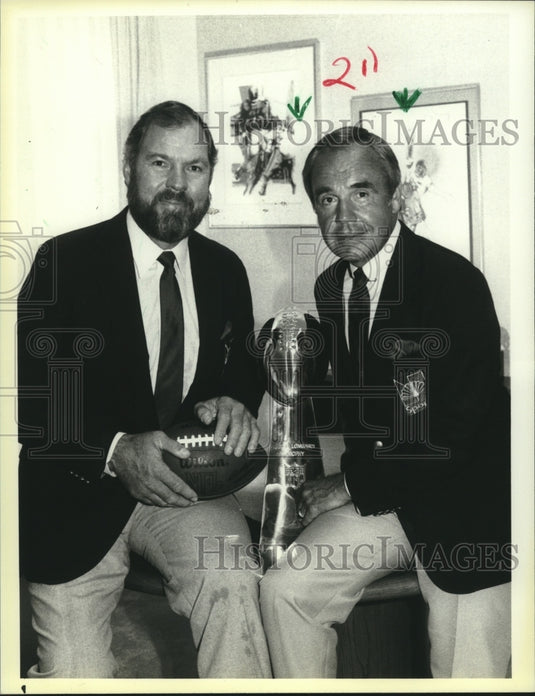 1986 Press Photo NBC Sports Dick Enberg & Merlin Olsen with Super Bowl XX trophy