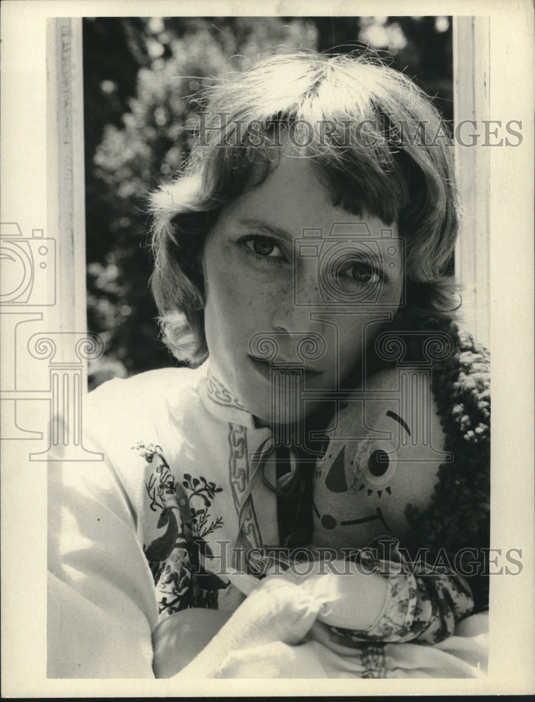 Load image into Gallery viewer, 1971 Press Photo Actress Mia Farrow - nox17680
