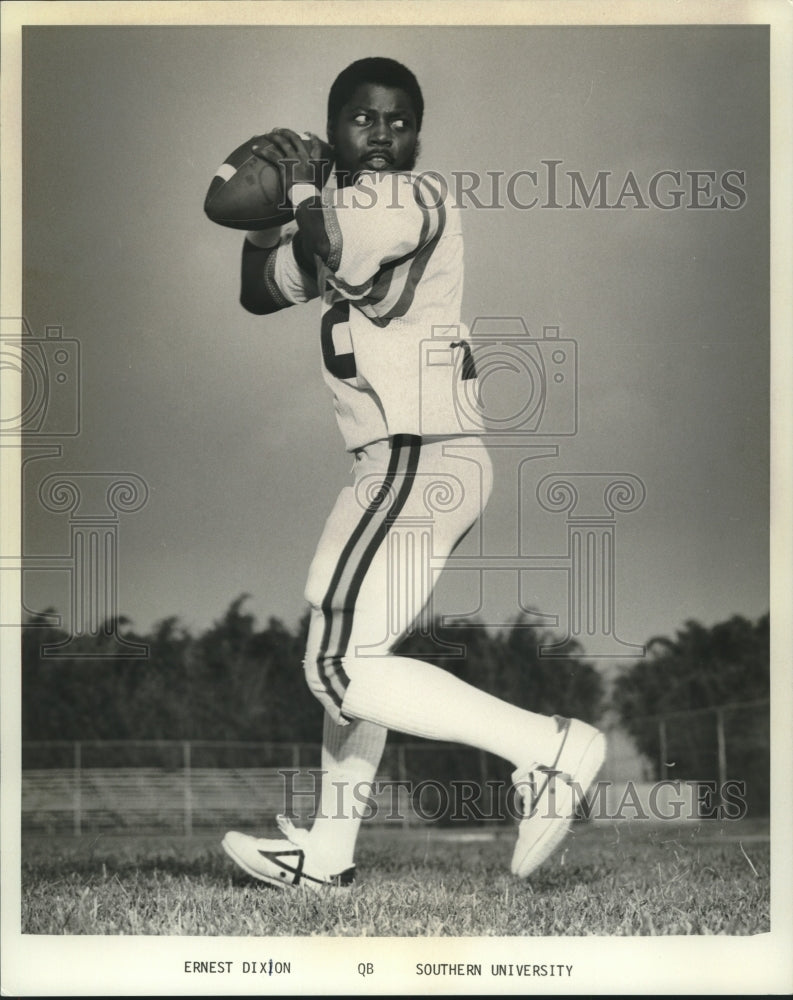 Load image into Gallery viewer, 1977 Press Photo Quarterback Ernest Dixon for Southern University. - nox17900
