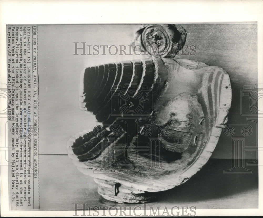 1965 Press Photo Chipped wooden bowl believed to be used by Jesus Christ