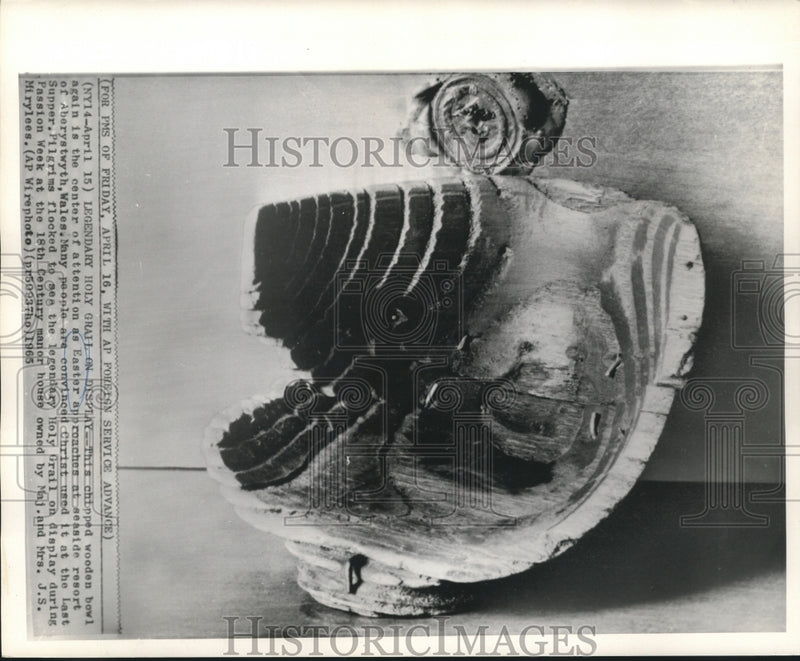 Load image into Gallery viewer, 1965 Press Photo Chipped wooden bowl believed to be used by Jesus Christ
