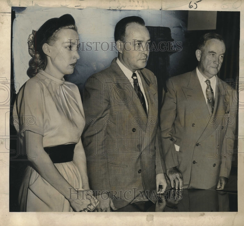 Load image into Gallery viewer, 1952 Press Photo Mrs Baumer and attorneys Diamond and Dowling - nox18073
