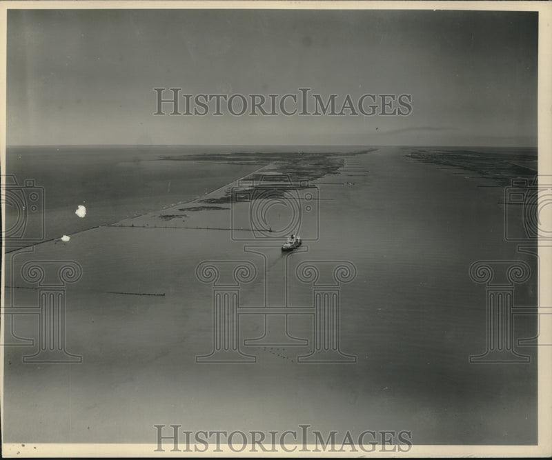 Load image into Gallery viewer, Press Photo Aerial View of Eads Jetties with Fishing Boat - nox18093
