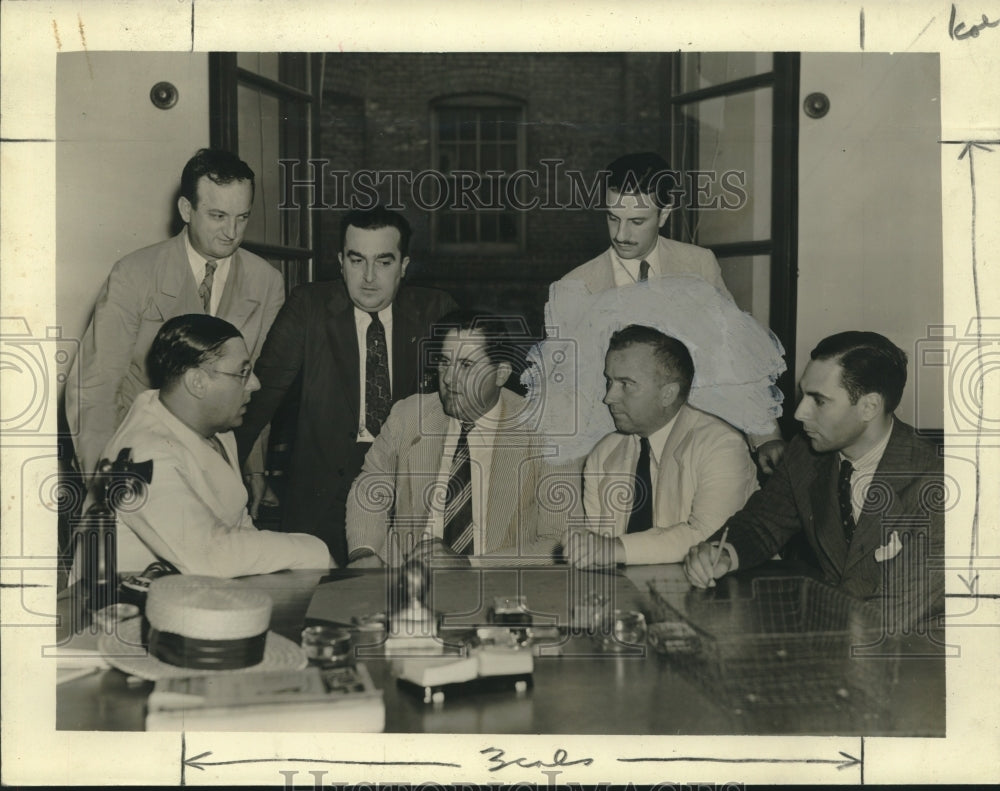 1939 Press Photo David Ellison &amp; other officials talk about various probes.- Historic Images