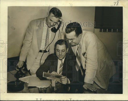 1939 Press Photo David Ellison & others get news of Dr. Smith & wife's capture- Historic Images