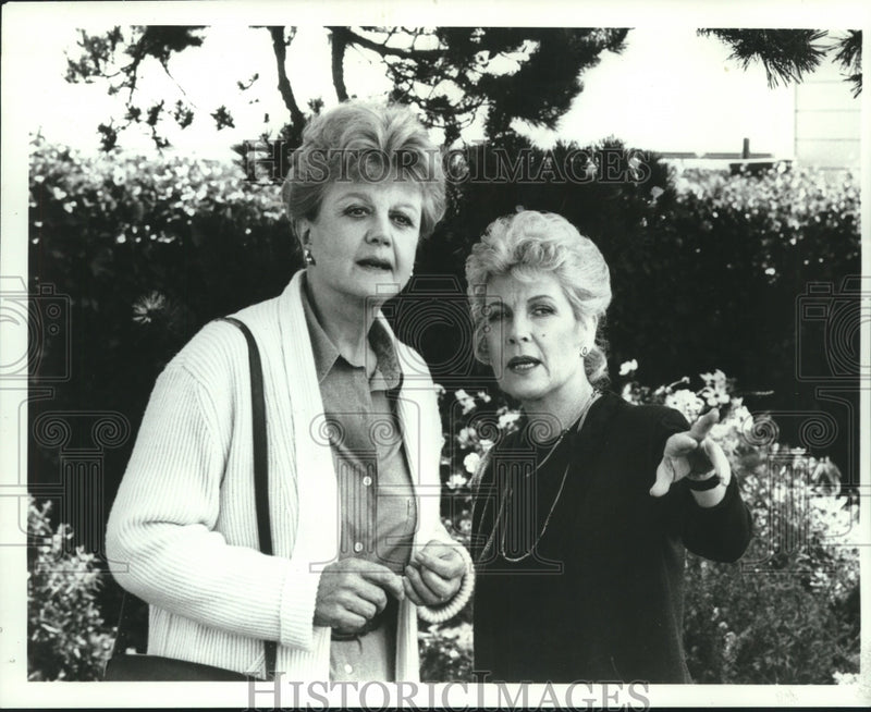 Load image into Gallery viewer, 1988 Press Photo Angela Lansbury &amp; Gloria DeHaven on "Murder, She Wrote"
