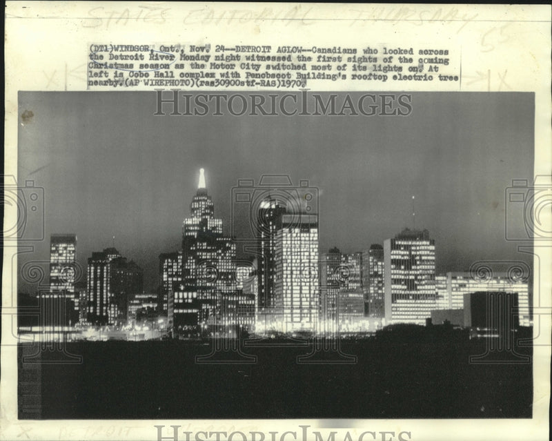 Load image into Gallery viewer, 1970 Press Photo View from Canada across the river of Detroit's skyline aglow
