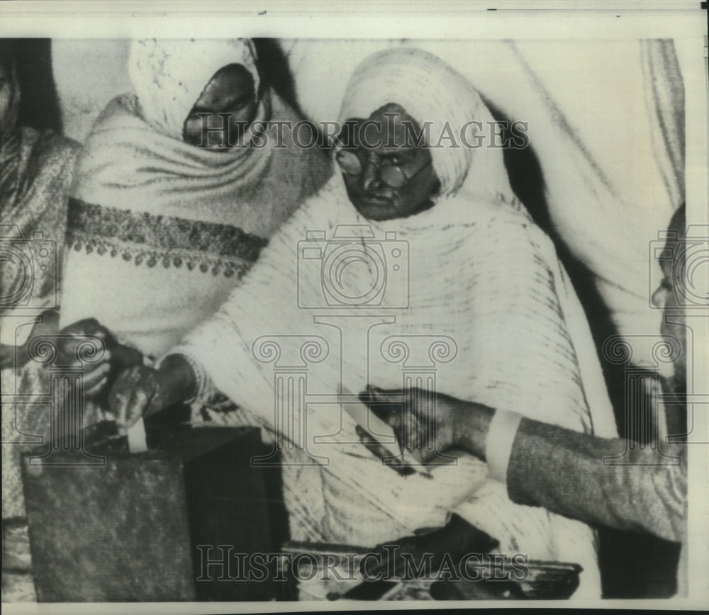 1967 Press Photo Mrs. Kaushalya Devi, 100 years old, casts her ballot in India