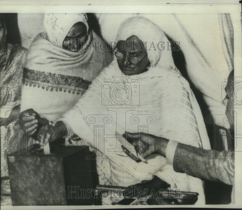 Load image into Gallery viewer, 1967 Press Photo Mrs. Kaushalya Devi, 100 years old, casts her ballot in India

