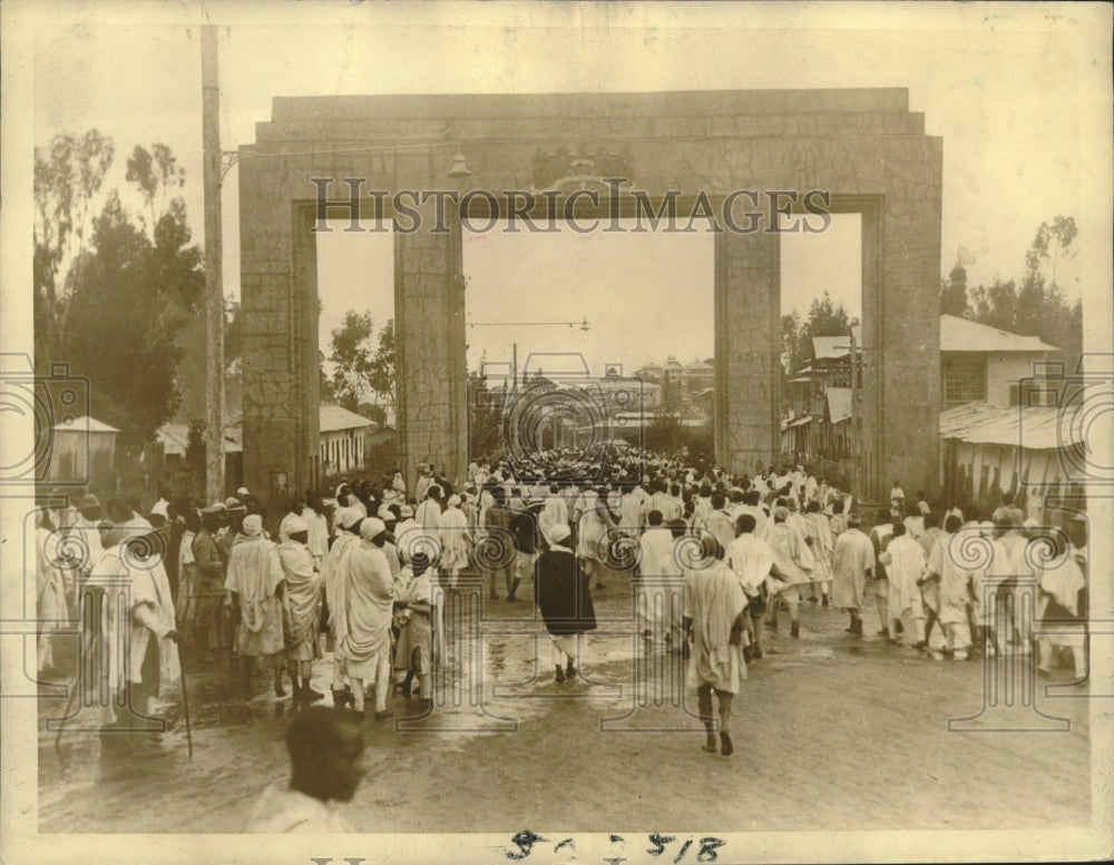 1935 Press Photo Ethiopians enter Gateway to Addis Ababa - nox18409