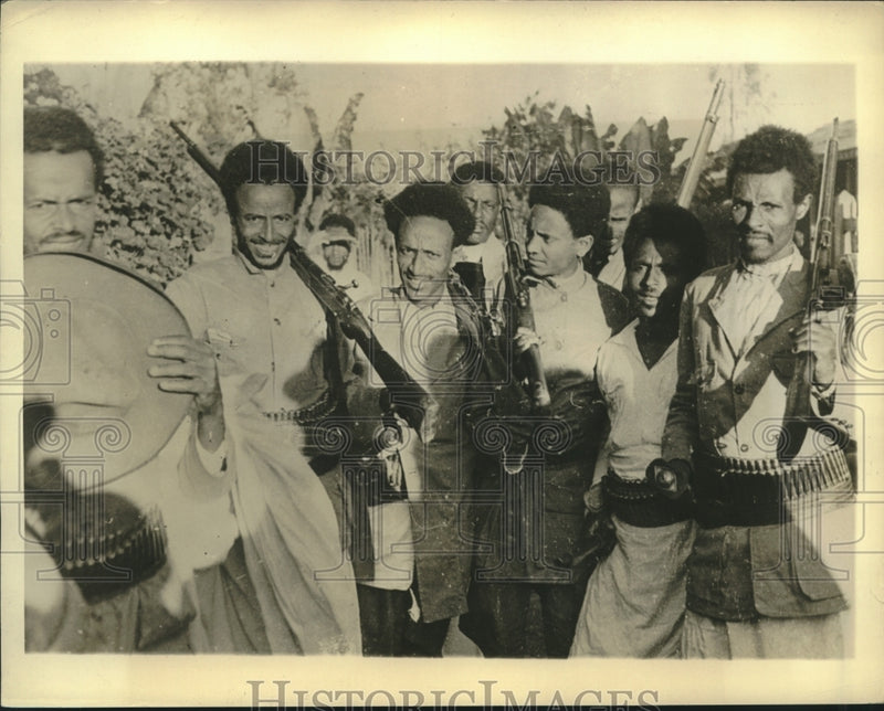 Load image into Gallery viewer, 1935 Press Photo Ethiopian warriors prior to going to battle front - nox18415
