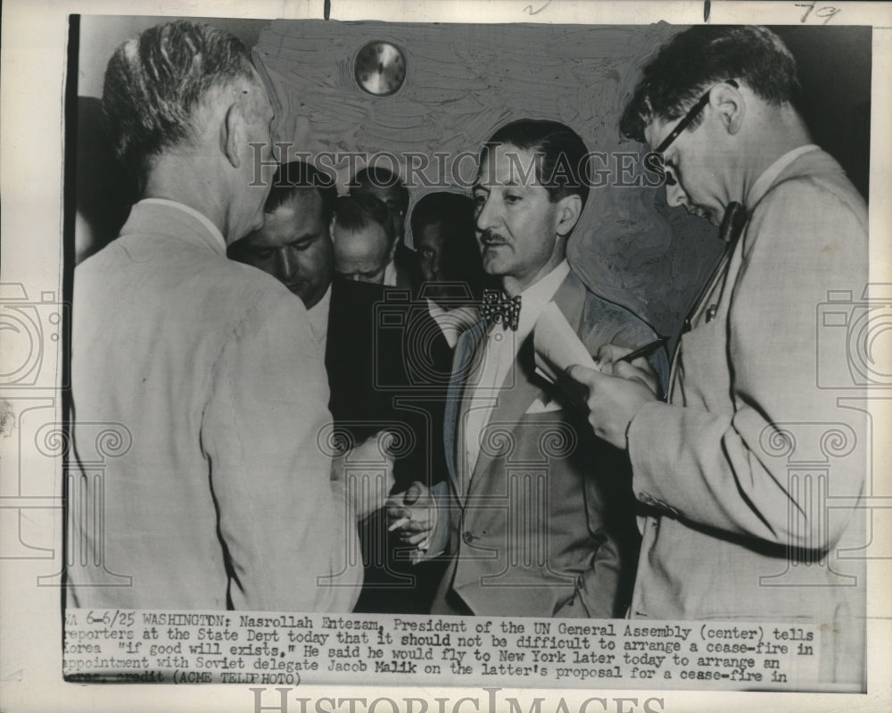 1951 Press Photo UN General Assembly President Nasrollah Entezam & Reporters