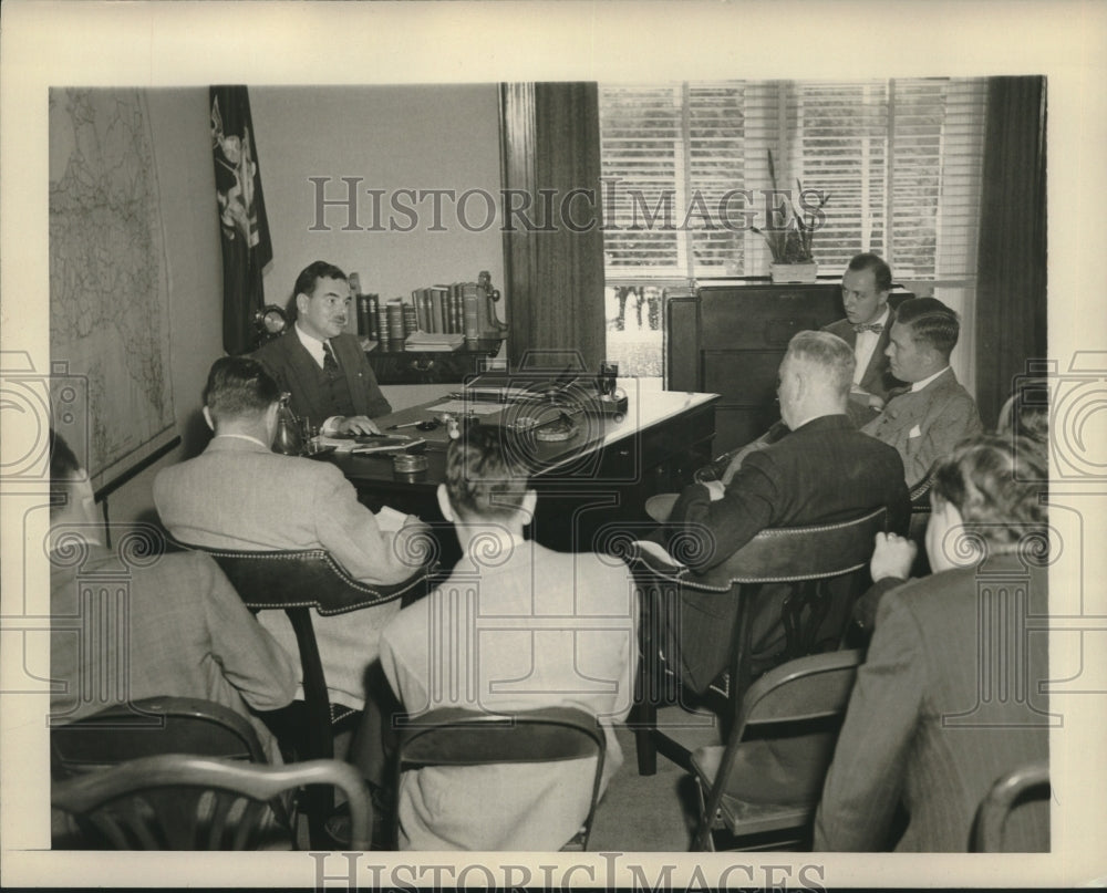 1945 Press Photo Reporters quiz Governor Dewey on Life magazine article