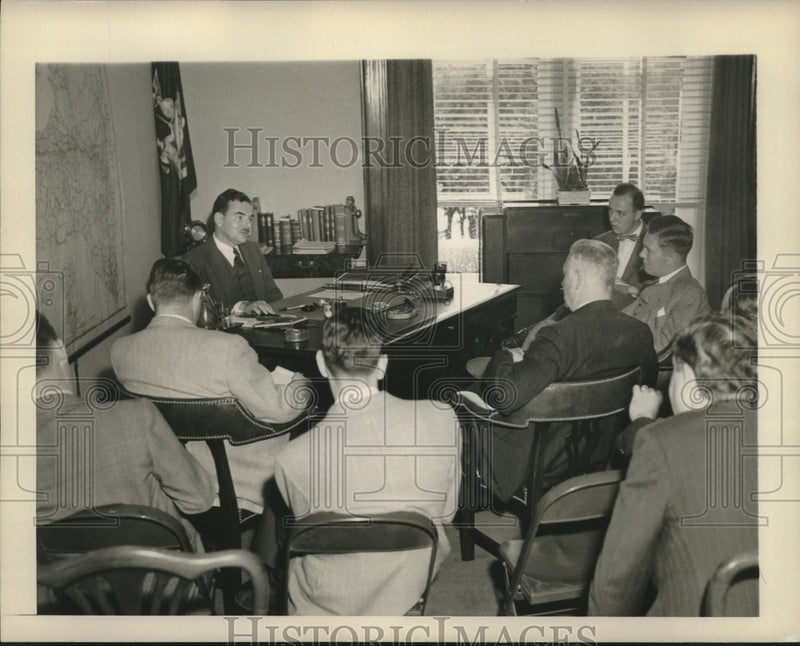Load image into Gallery viewer, 1945 Press Photo Reporters quiz Governor Dewey on Life magazine article
