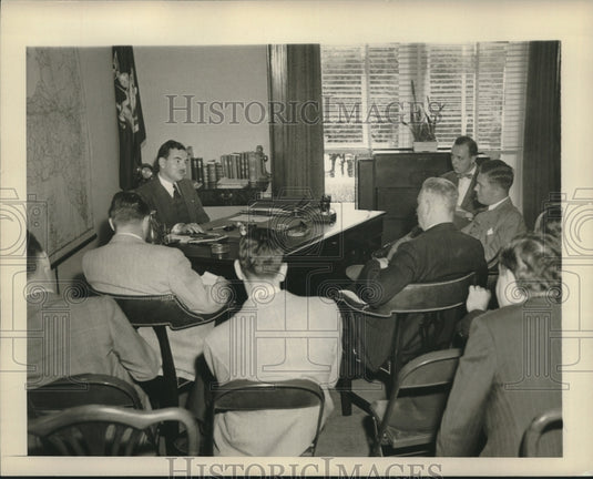 1945 Press Photo Reporters quiz Governor Dewey on Life magazine article