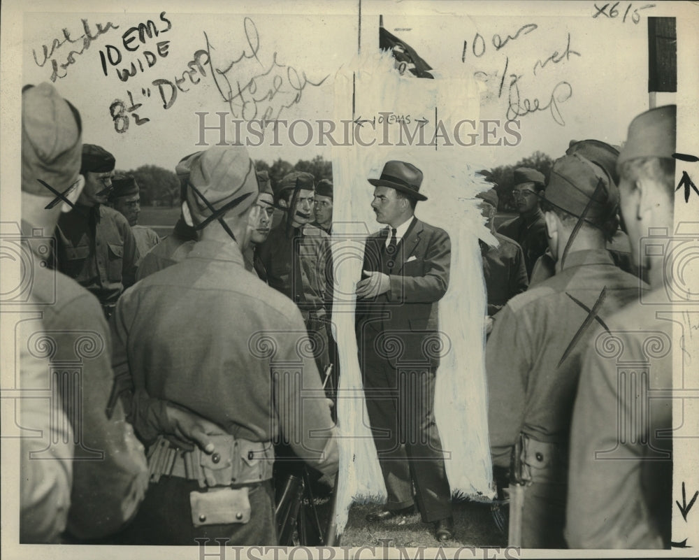 1941 Press Photo New York's District Attorney Dewey talks with Ft. Sheridan GI's
