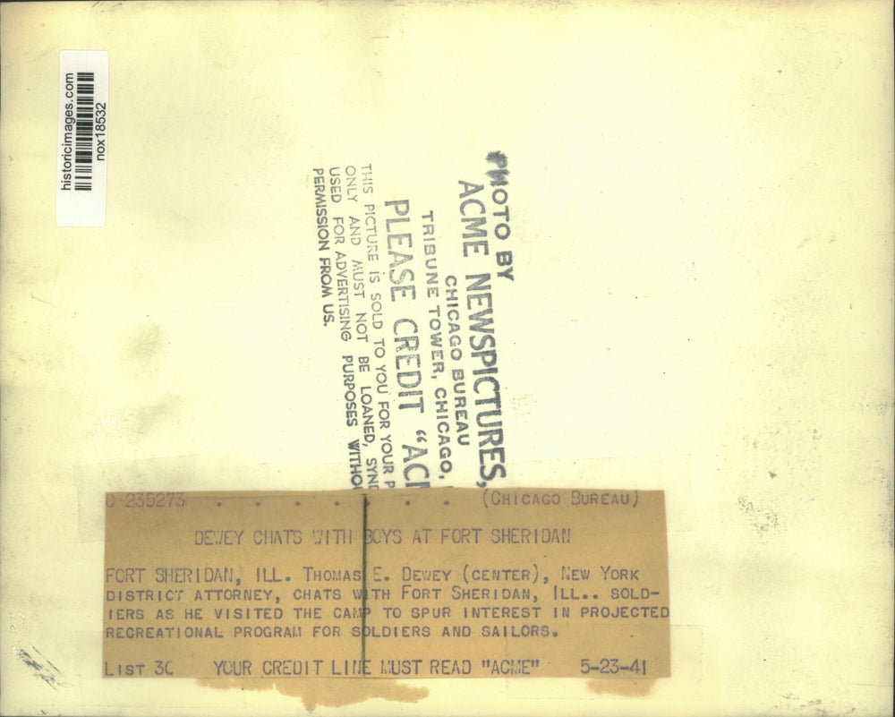 1941 Press Photo New York's District Attorney Dewey talks with Ft. Sheridan GI's