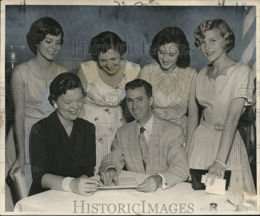 1954 Press Photo President of YMBC DuBois &amp; Dorothy Coleman look over program
