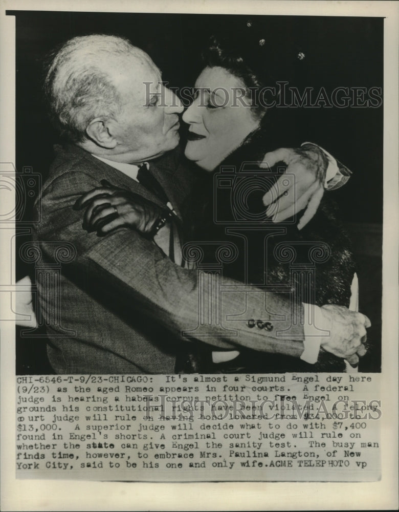 1949 Press Photo Sigmund Engel appears in 4 Chicago courts with time for hug