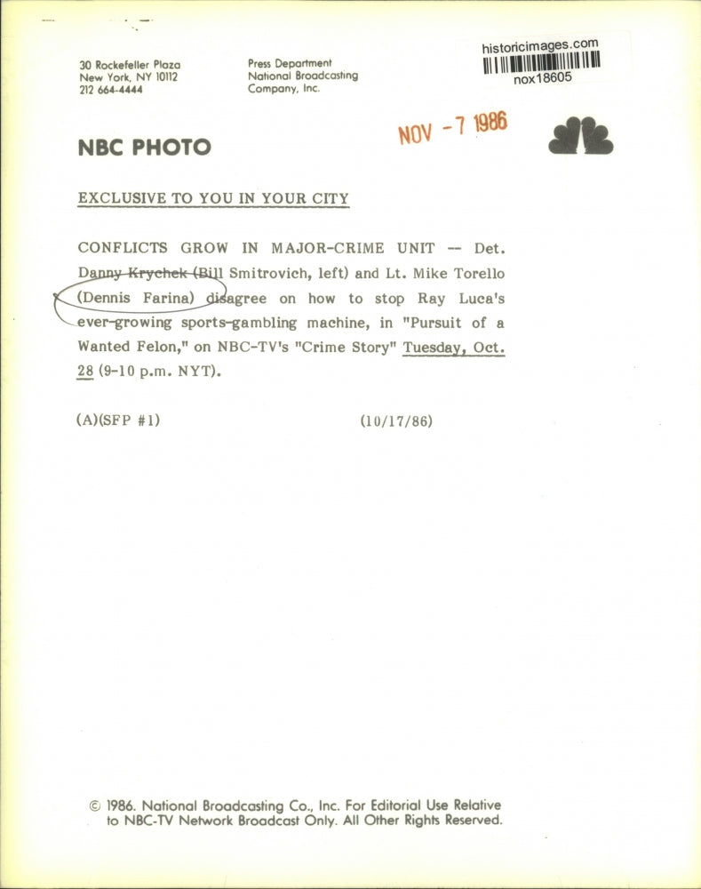 Load image into Gallery viewer, 1986 Press Photo Bill Smitrovich &amp; Dennis Farina in NBC-TV's "Crime Story."
