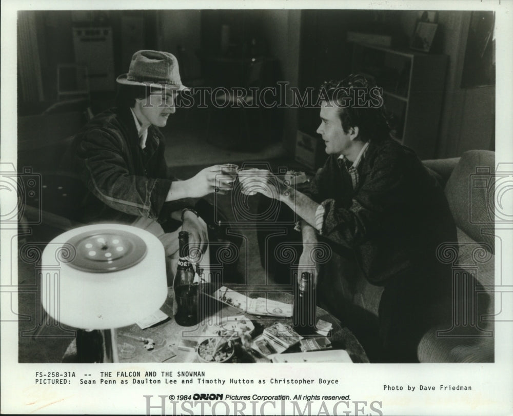 1984 Press Photo Sean Penn &amp; Timothy Hutton in &quot;The Falcon and the Snowman.&quot;