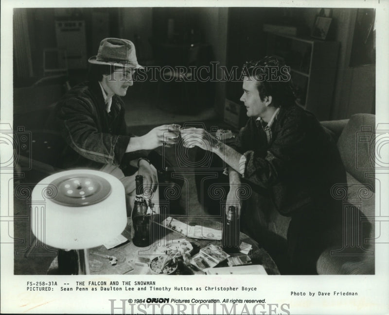 Load image into Gallery viewer, 1984 Press Photo Sean Penn &amp; Timothy Hutton in "The Falcon and the Snowman."
