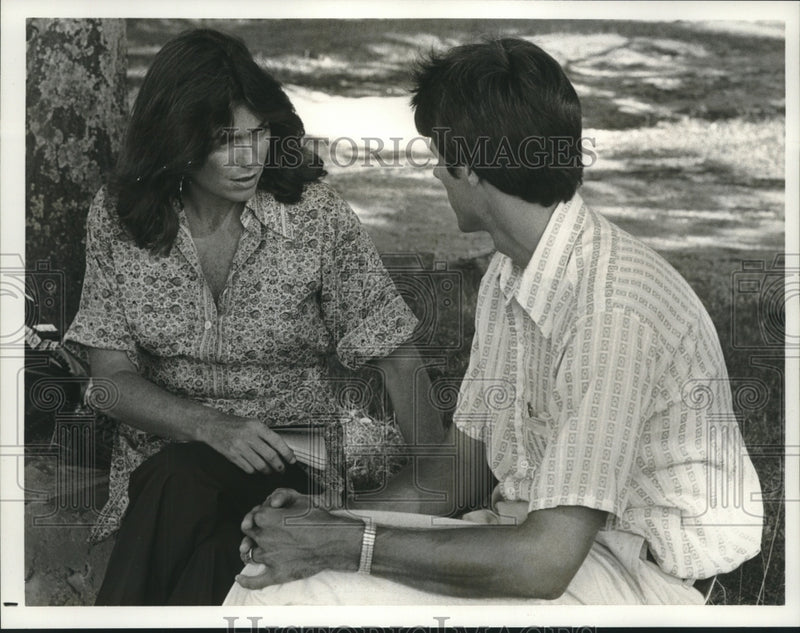 Load image into Gallery viewer, 1978 Press Photo Linda Ellerbee &amp; Lloyd Dobyns star in "Weekend," on NBC-TV
