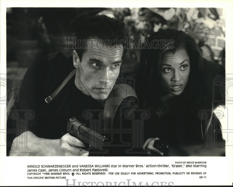 Load image into Gallery viewer, 1996 Press Photo Arnold Schwarzenegger &amp; Vanessa Williams in "Eraser."
