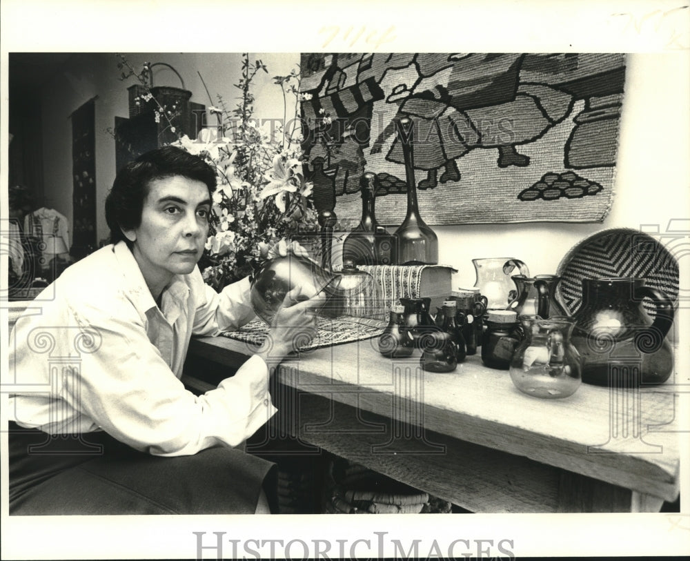 1979 Press Photo Mercedes Villar de Isla displays her hand-blown glass creations