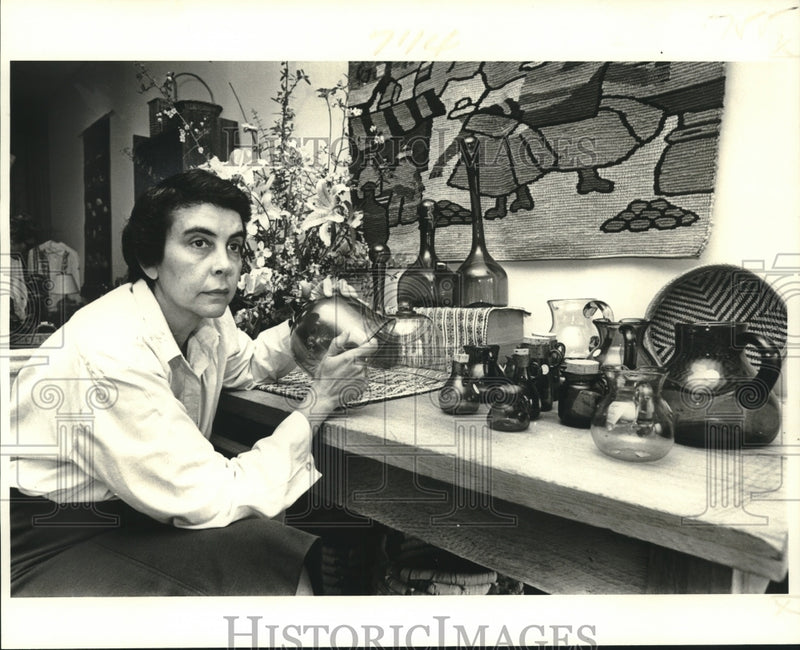 Load image into Gallery viewer, 1979 Press Photo Mercedes Villar de Isla displays her hand-blown glass creations
