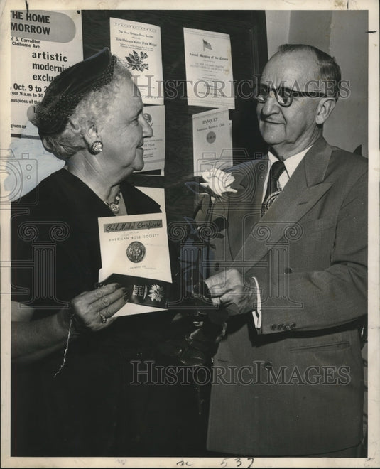 1953 Press Photo Mr.& Mrs. Elmer, hold "Queen of the Show," winner at Rose Show.