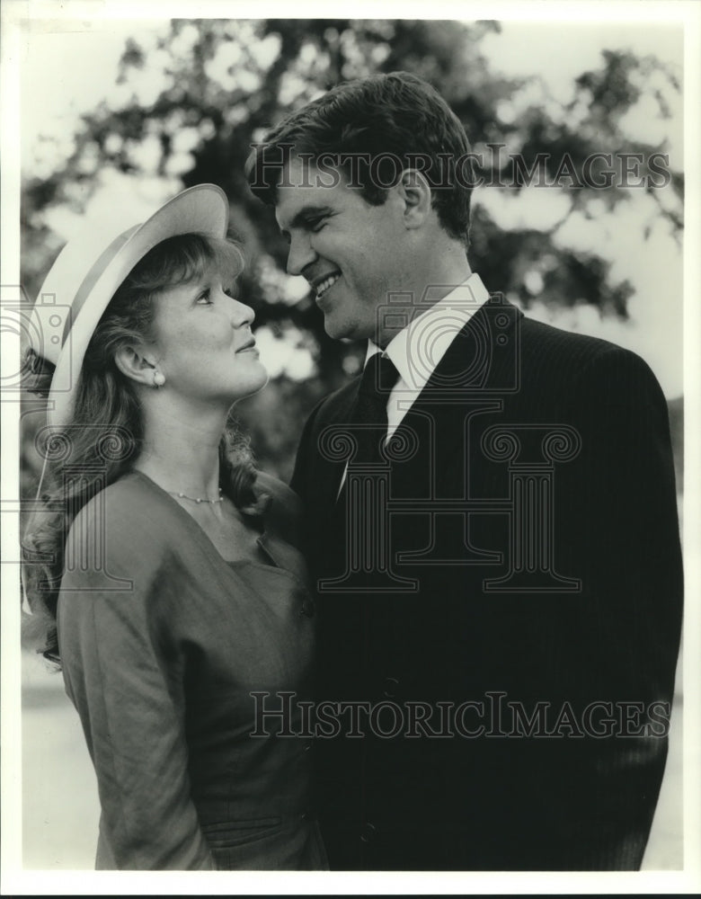 Load image into Gallery viewer, 1992 Press Photo Pippa Hinchley &amp; Sam Miller star in "Fergie and Andrew" on NBC
