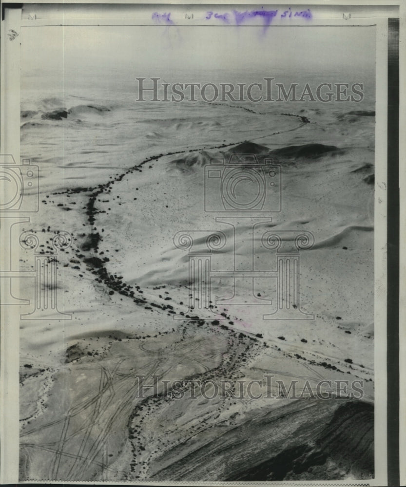 1971 Press Photo Aerial view of the Mitla Pass littered with Egyptian equipment