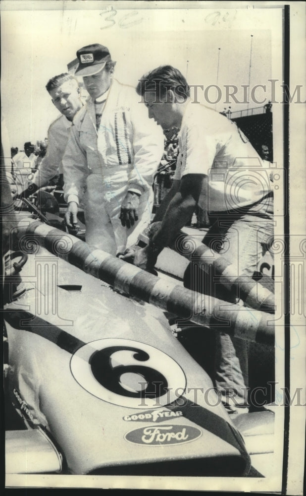 Load image into Gallery viewer, 1969 Press Photo A. J. Foyt Sr. and A. J. Foyt Jr., Indianapolis Motor Speedway
