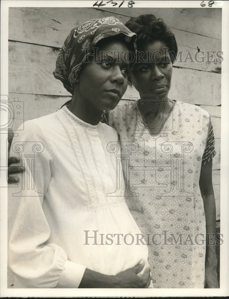 1977 Press Photo Actresses Shirley Jo Finney and Cicely Tyson In &quot;Wilma&quot; Movie- Historic Images