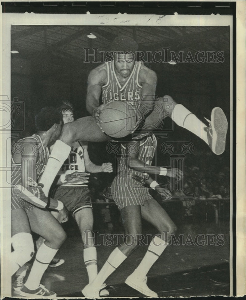 Load image into Gallery viewer, 1971 Press Photo Basketball-Tennessee State's Ronald Dorsey jumps for rebound.
