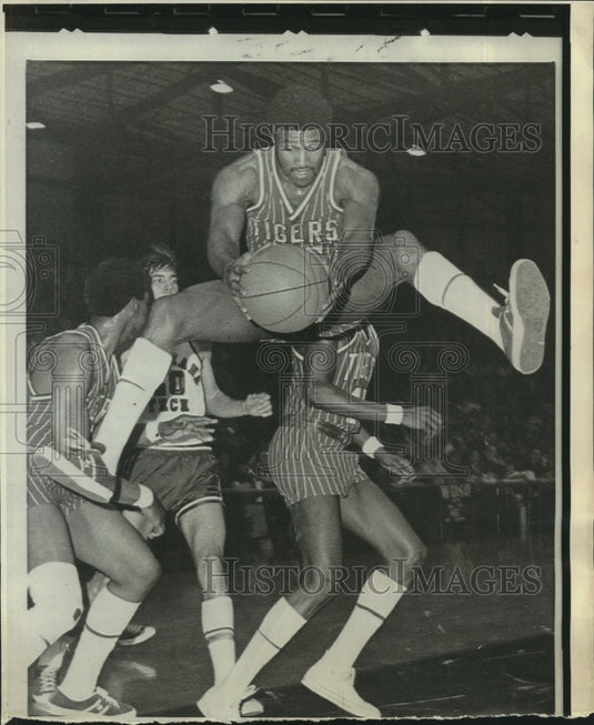 1971 Press Photo Basketball-Tennessee State's Ronald Dorsey jumps for rebound.