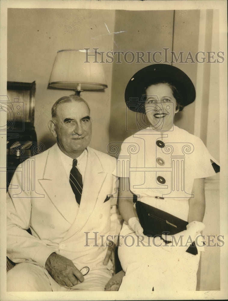 Load image into Gallery viewer, 1936 Press Photo Mr. &amp; Mrs. Crawford Ellis in New York on their honeymoon.
