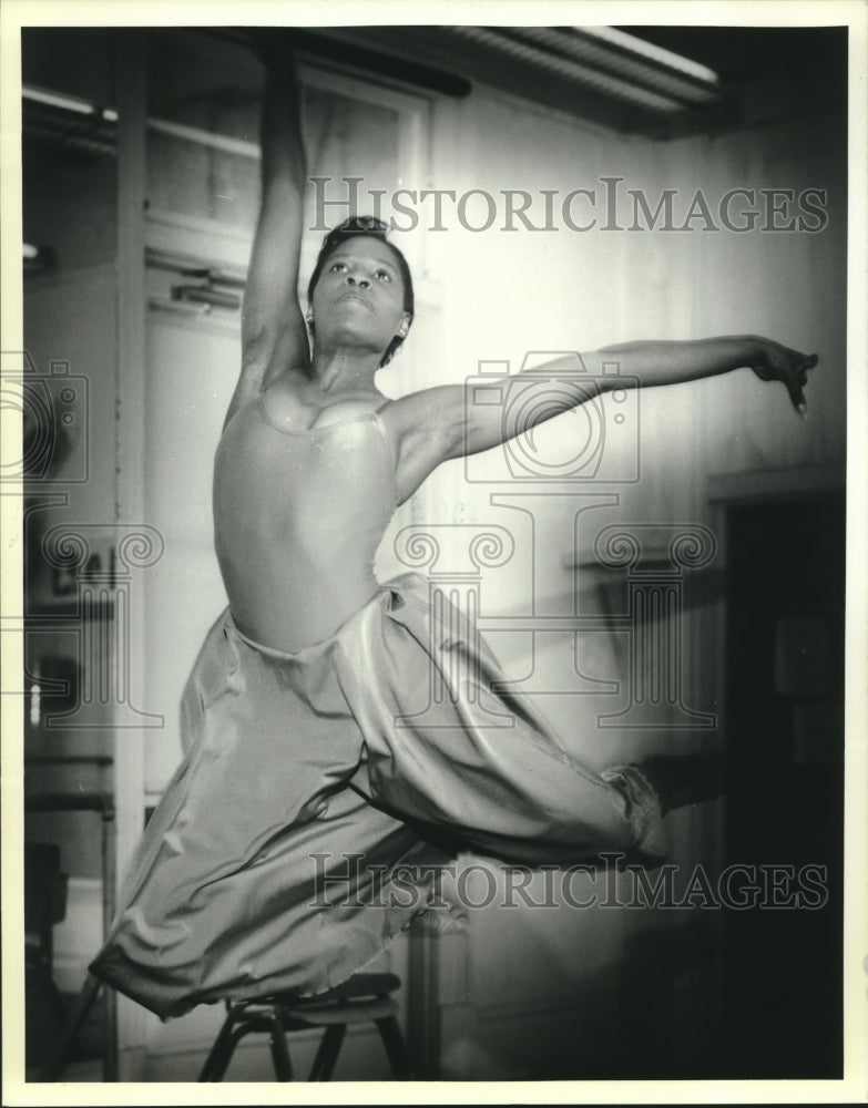 Load image into Gallery viewer, 1990 Press Photo NOCCA Dance Instructor Lula Elzy Wins Prestigious Fellowship
