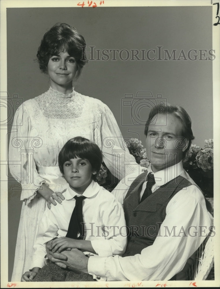 1981 Press Photo Sally Fie;d and other cast members of "All the Way Home," NBC