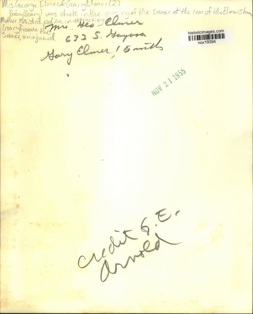 1955 Press Photo Mrs. George Elmer assisted police in extracting Gary from sewer