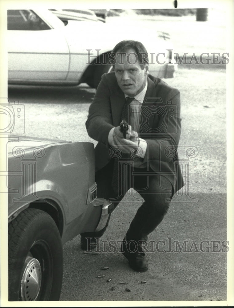 Load image into Gallery viewer, 1988 Press Photo Fred Dryer stars in show "Naked Justice" - nox19501
