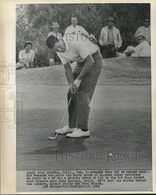 1965 Press Photo Rod Funseth putt on the 9th of the Bob Hope Desert Golf Classic
