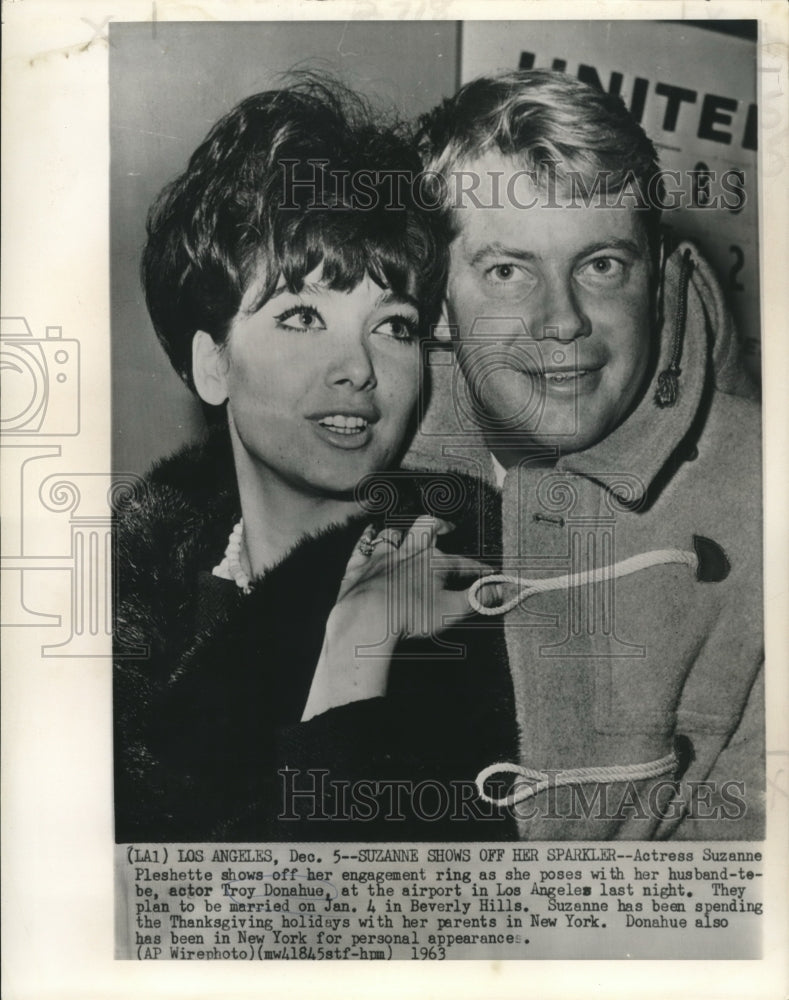 Load image into Gallery viewer, 1963 Press Photo Suzanne Pleshette shows off engagement ring with Troy Donahue

