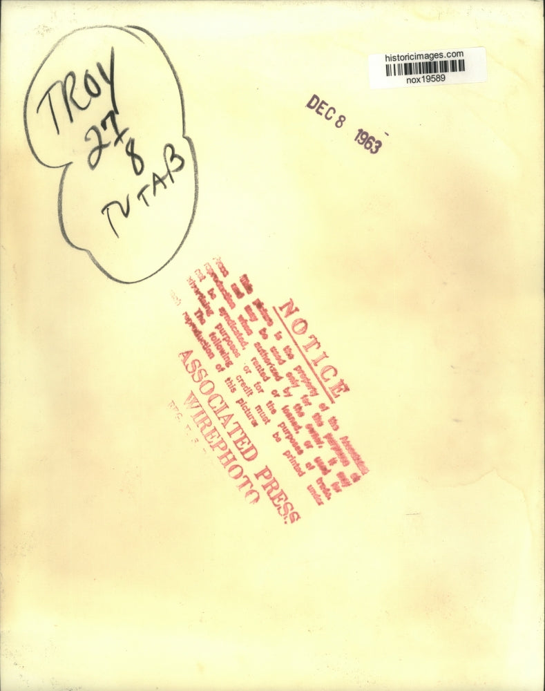 1963 Press Photo Suzanne Pleshette shows off engagement ring with Troy Donahue